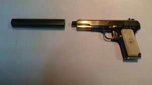 Миниатюрная модель пистолета ТТ с глушителем